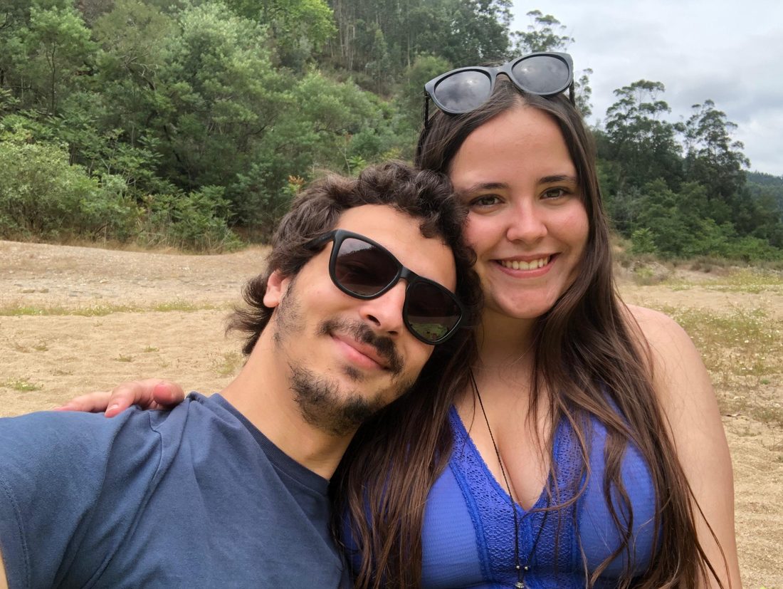 Os dois de óculos de sol, no campo
