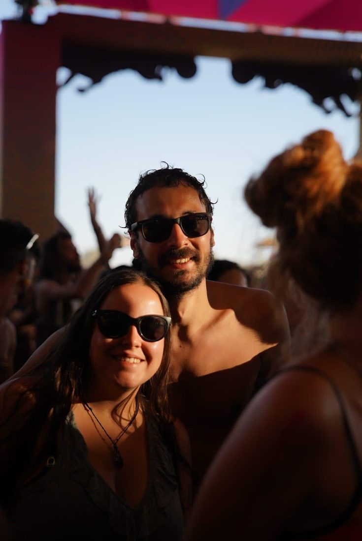 Os dois num festival, ao pôr do sol