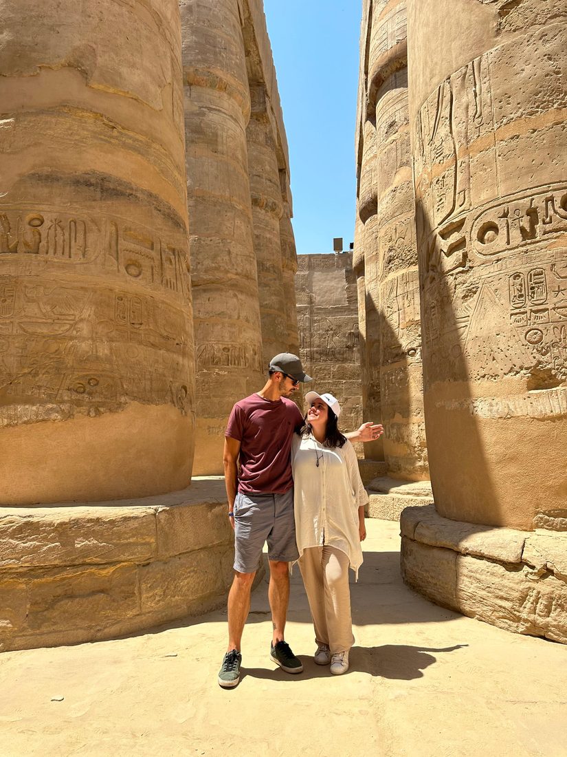Os dois entre as colunas de um templo no Egito