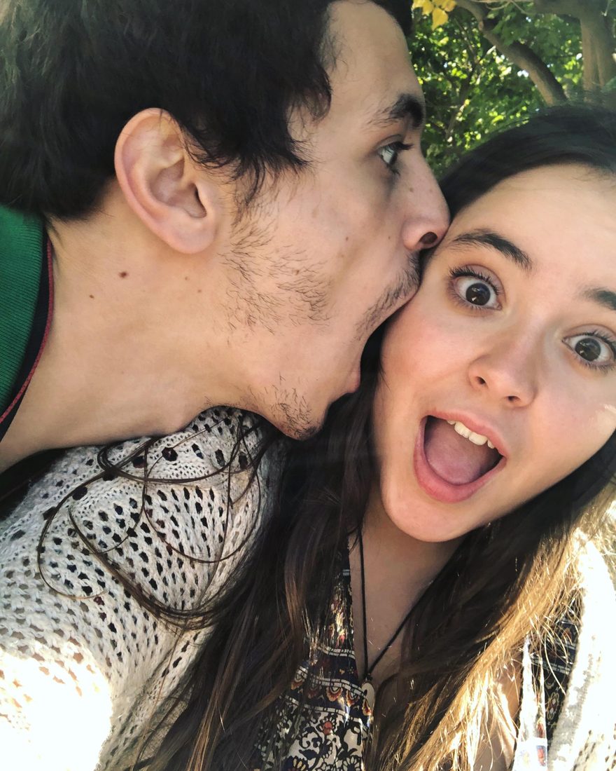Francisco a dar um beijo na cara da Inês, que se ri
