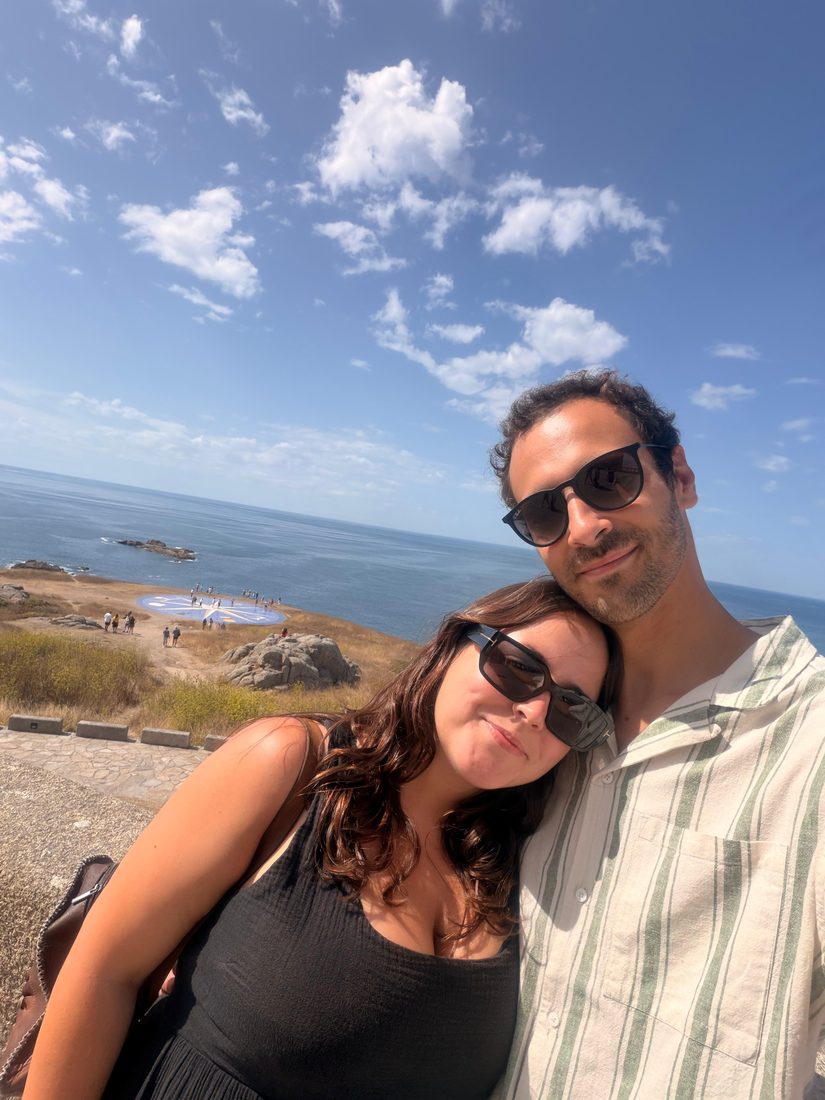 Os dois à beira-mar, encostados