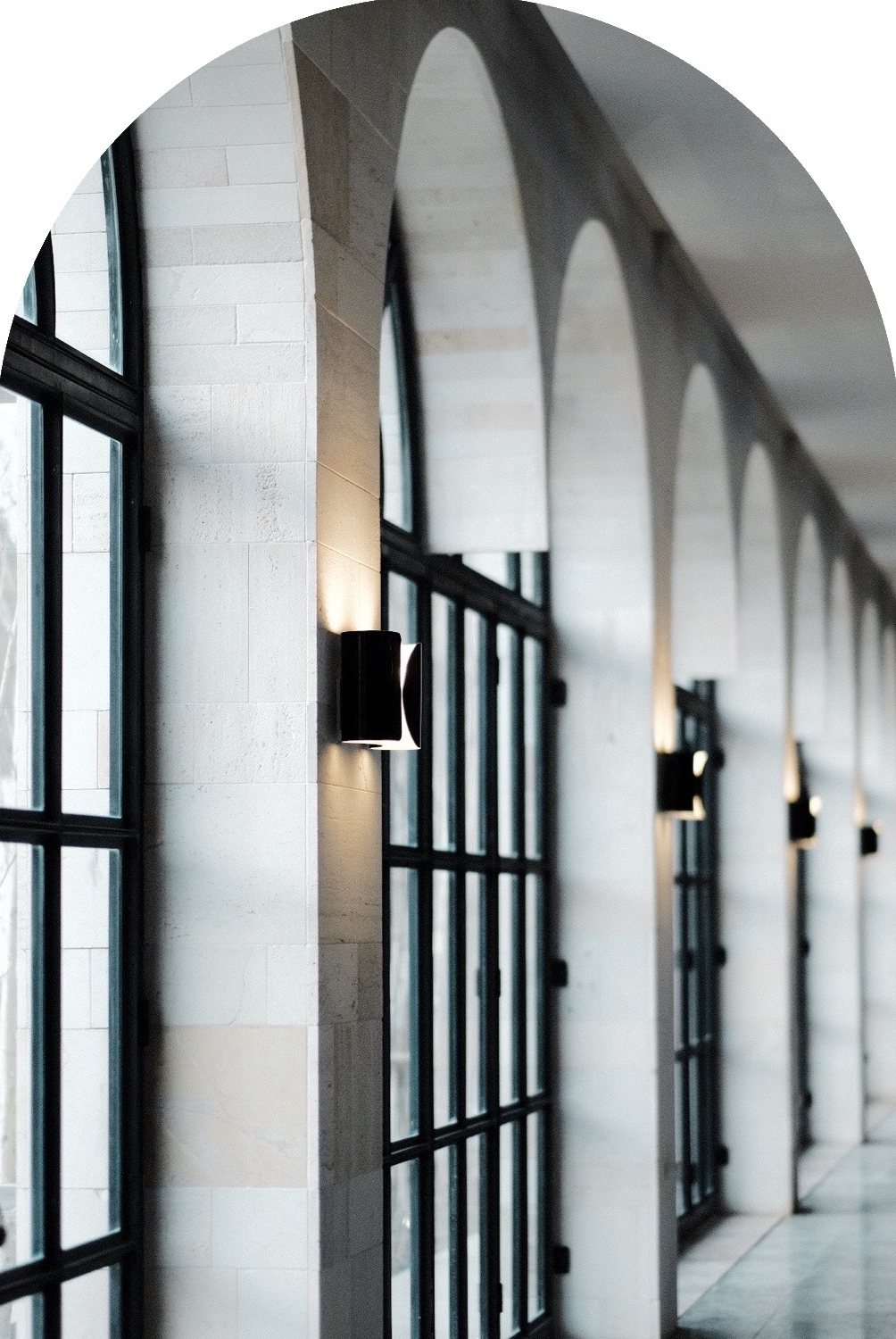 Galeria envidraçada com arcos, no Aqueduto