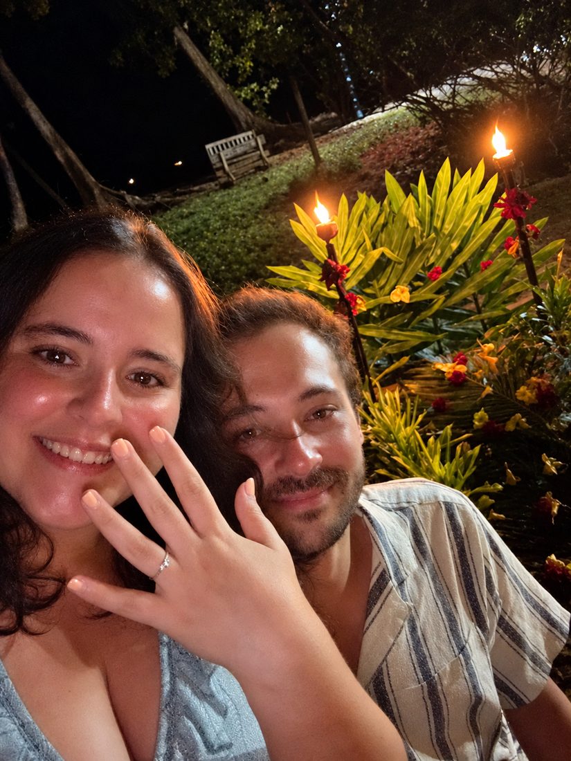 Selfie dos dois à noite, logo depois do pedido; a Inês mostra o anel